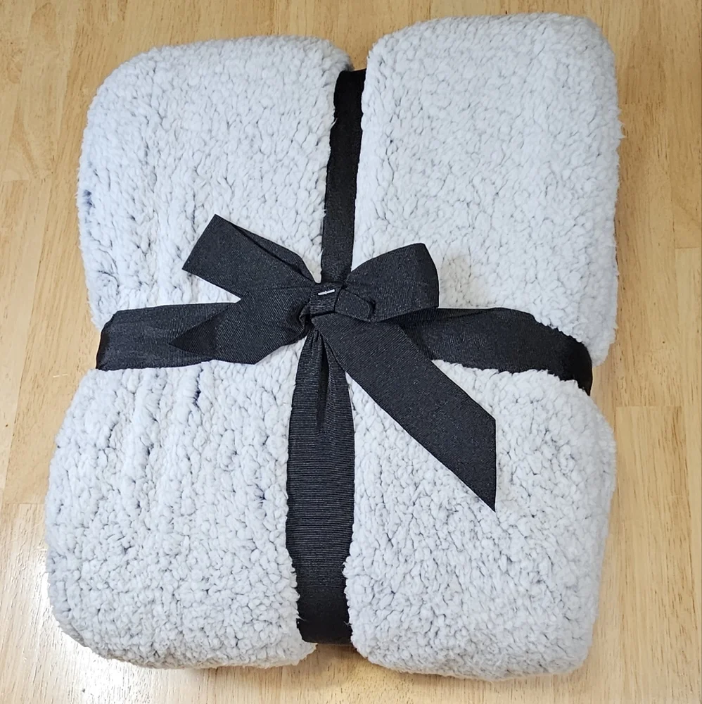Sherpa Throw Blanket - Picture 4 of 7